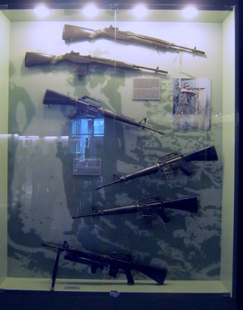 Vitrine mit Gewehren
                              aus dem Vietnamkrieg