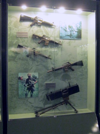 Vitrine mit Gewehren
                              aus dem Vietnamkrieg