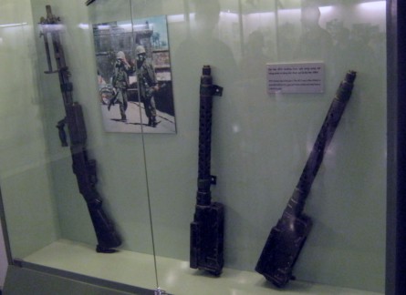 Vietnamkrieg: Drei schwere
                              Maschinengewehre M73:Schweres
                              Maschinengewehr M73: Das M73 wurde oft auf
                              Panzern verwendet, deswegen wurde es als
                              schweres Maschinengewehr bezeichnet.