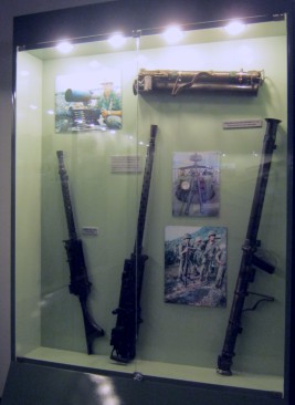 Vietnamkrieg: Vitrine mit
                            Maschinengewehren und Bazooka