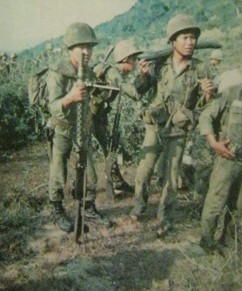 Vietnamkrieg: Eine bewaffnete
                              Truppe