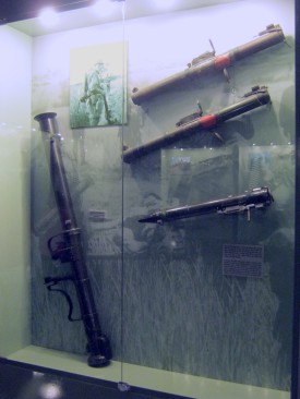 Vietnamkrieg:
                              Vitrine mit drei Raketenwerfern (Bazookas)
                              M72 und 1 Raketenwerfer 90mm