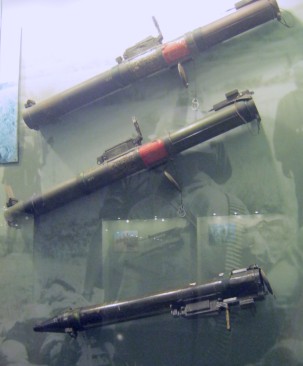 Vietnamkrieg: Drei Bazookas
                              (Raketenwerfer) M72: Frei beweglicher
                              Anti-Panzer-Raketenwerfer (Bazooka) M72:
                              Die Bazooka M72 ist ein autonomer
                              Anti-Panzer-Raketenwerfer und besteht aus
                              einer Rakete in einer Teleskoprhre mit
                              einer Abschussvorrichtung. Diese Rhre
                              dient als wasserdichter Container, wo auch
                              der Abschussmechanismus untergebracht ist.
                              Die 66mm HEAT (hochexplosive
                              Anti-Panzer-Rakete - High Explosive
                              Anti-Tank HEAT), die mit dieser Bazooka
                              abgeschossen wird, kann eine Panzerplatte
                              von bis zu 26mm durchschlagen.