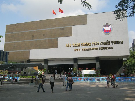 Das
                                  Kriegsmuseum von Vietnam in Saigon (Ho
                                  Chi Minh City - HCMC), Fassade mit
                                  Eingangsbereich mit dem Logo der
                                  Friedenstaube, die 3 fallende
                                  NATO-Bomben dominiert