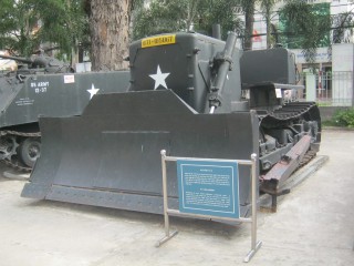 bulldozer D7E de
                                  la OTAN para destruir bosques y crear
                                  "tierra de nadie"