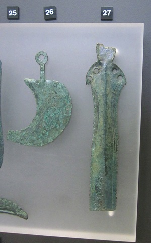 Rasiermesser Nr.26
                        und Fragment eines Bronzeschwerts Nr.27